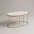 Tavolino da caffè ovale con piano effetto marmo bianco e struttura in acciaio dorato 120 x 60 x 45 cm