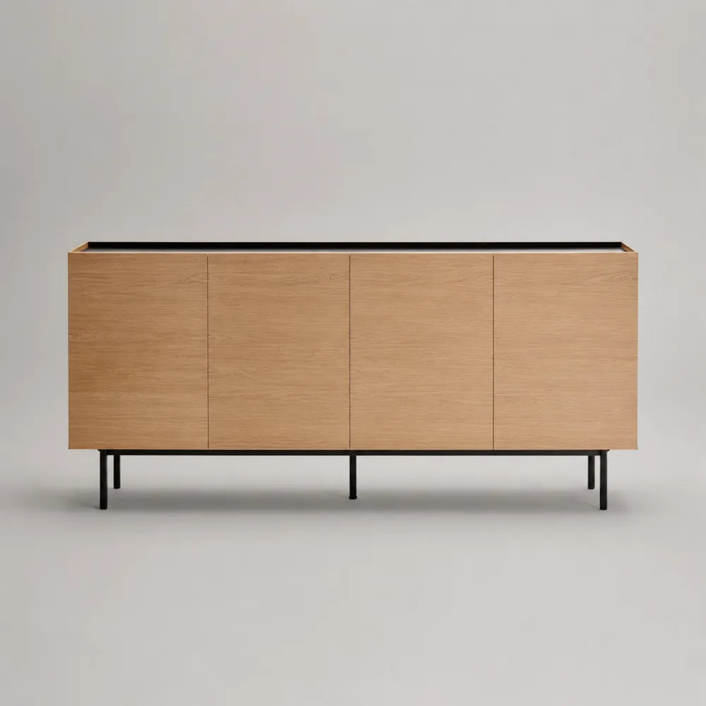Credenza da soggiorno a 4 ante in MDF effetto rovere naturale con gambe in acciaio nero 180 x 45 x 75 cm